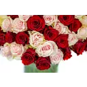 Kytice růžových a červených růží